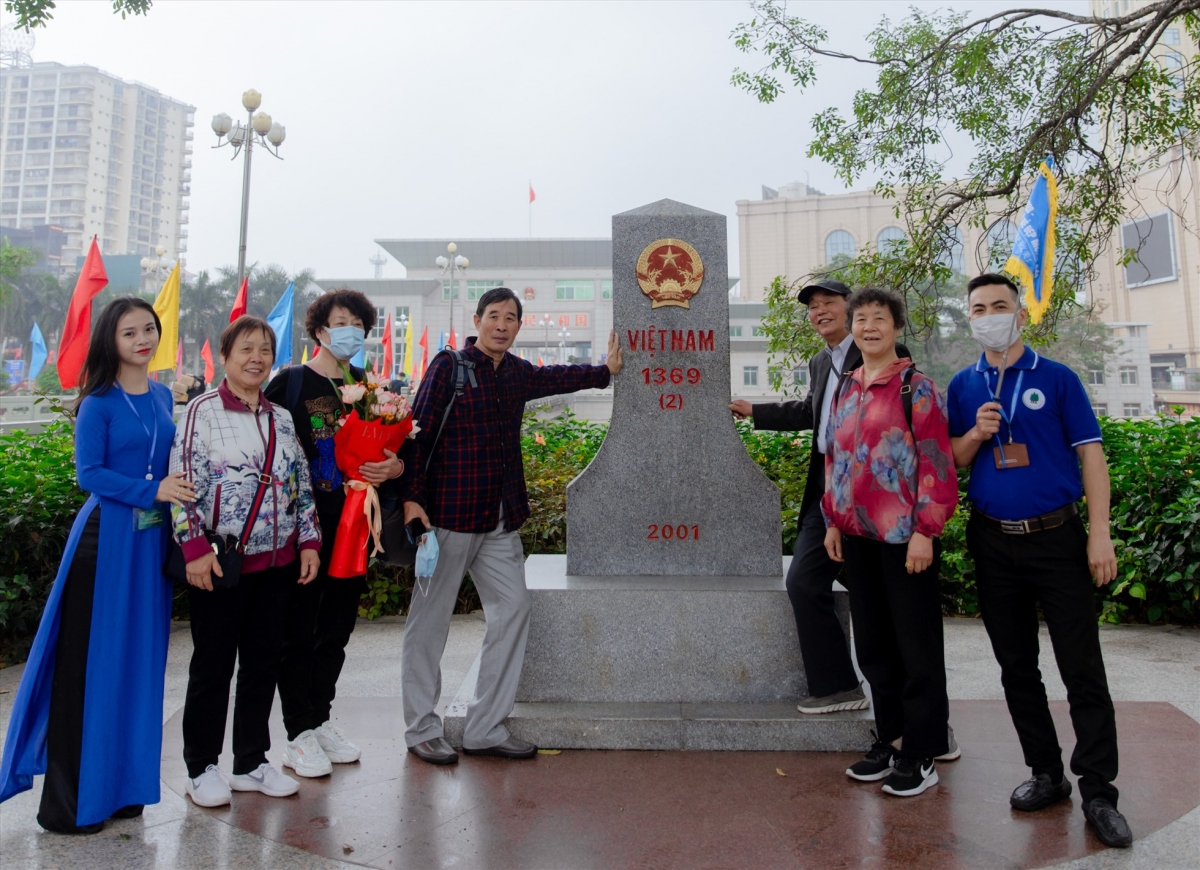 mong cai receives 700 chinese tourists after two days of reopening border gate picture 4