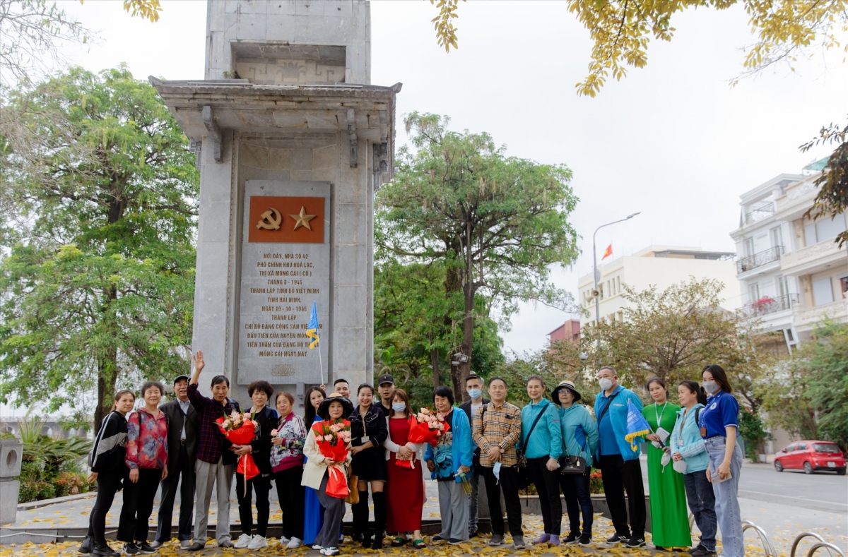 mong cai receives 700 chinese tourists after two days of reopening border gate picture 8