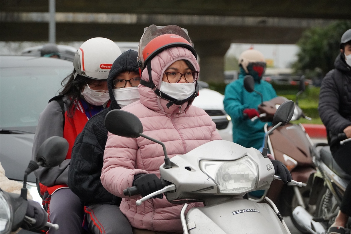 hanoians bundle up as the capital hit by sudden cold spell picture 6