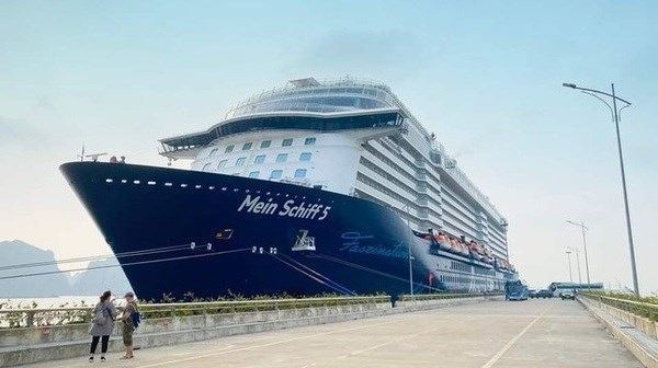 cruise ship brings more than 2,000 int l visitors to ha long picture 1