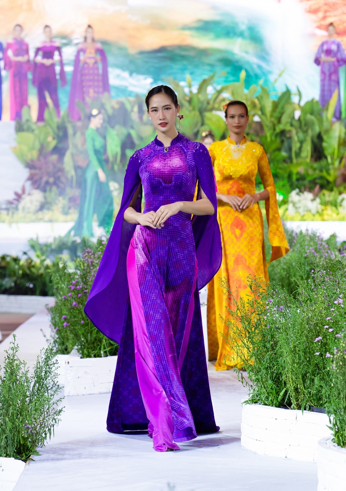 gold laminating ao dai collections impress international friends at ao dai festival picture 1