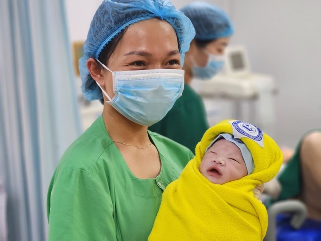 vietnam to welcome 100 millionth citizen in mid-april picture 1