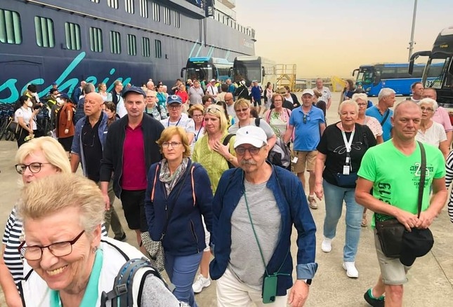 mein schiff brings nearly 2,000 tourists from europe to quang ninh picture 1 mein schiff brings nearly 2,000 tourists from europe to quang ninh picture 1