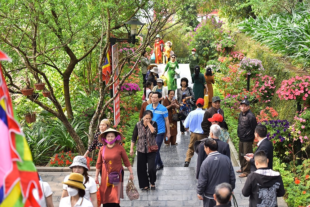 thousands of pilgrims flock to tay thien festival in vinh phuc province picture 11