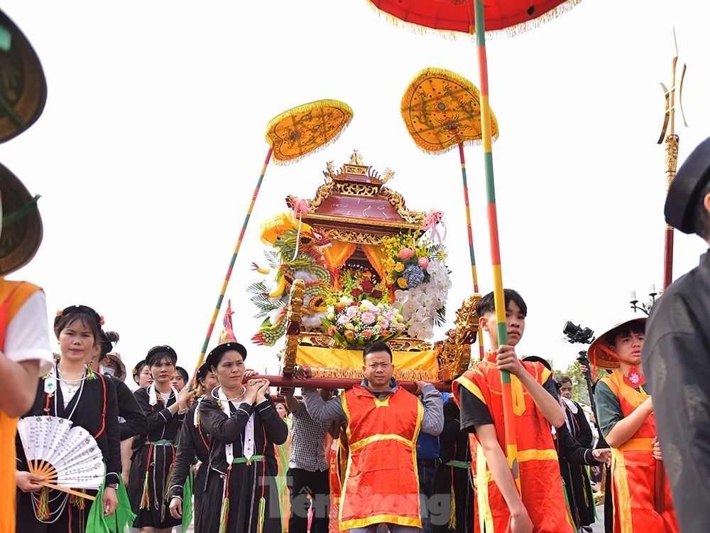 thousands of pilgrims flock to tay thien festival in vinh phuc province picture 1