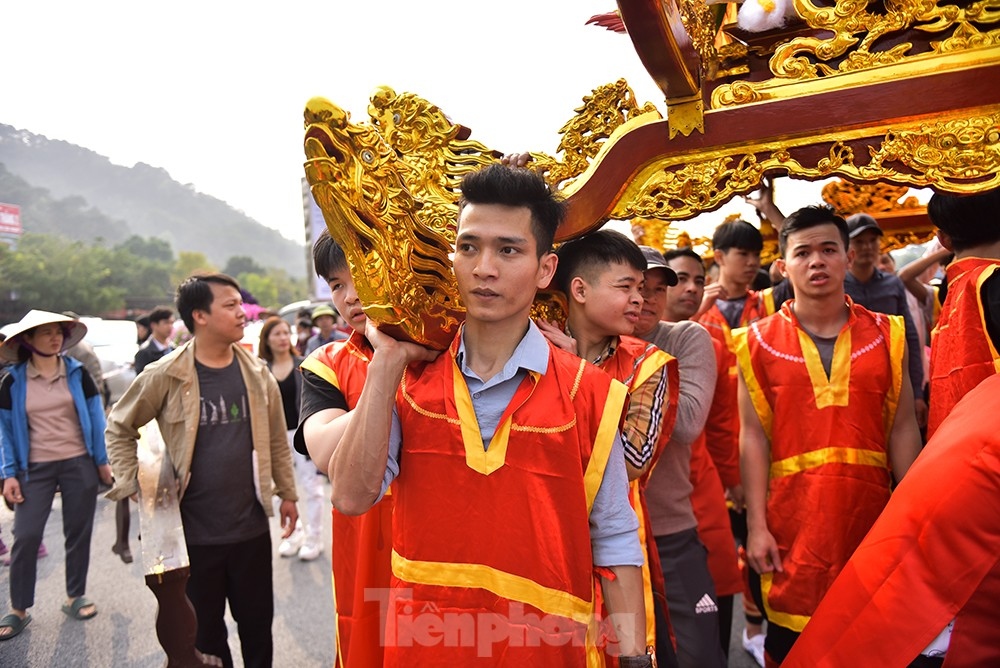 thousands of pilgrims flock to tay thien festival in vinh phuc province picture 3