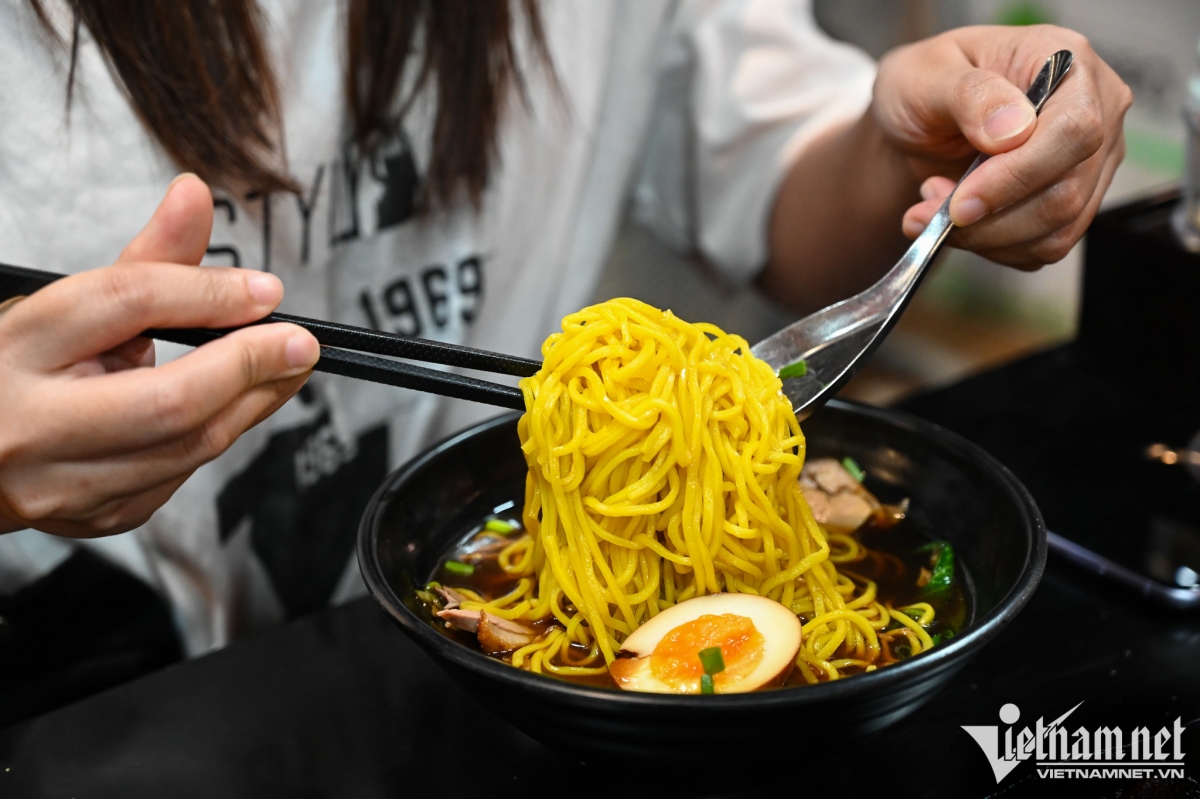 singaporean flying noodles excite diners in hanoi picture 10