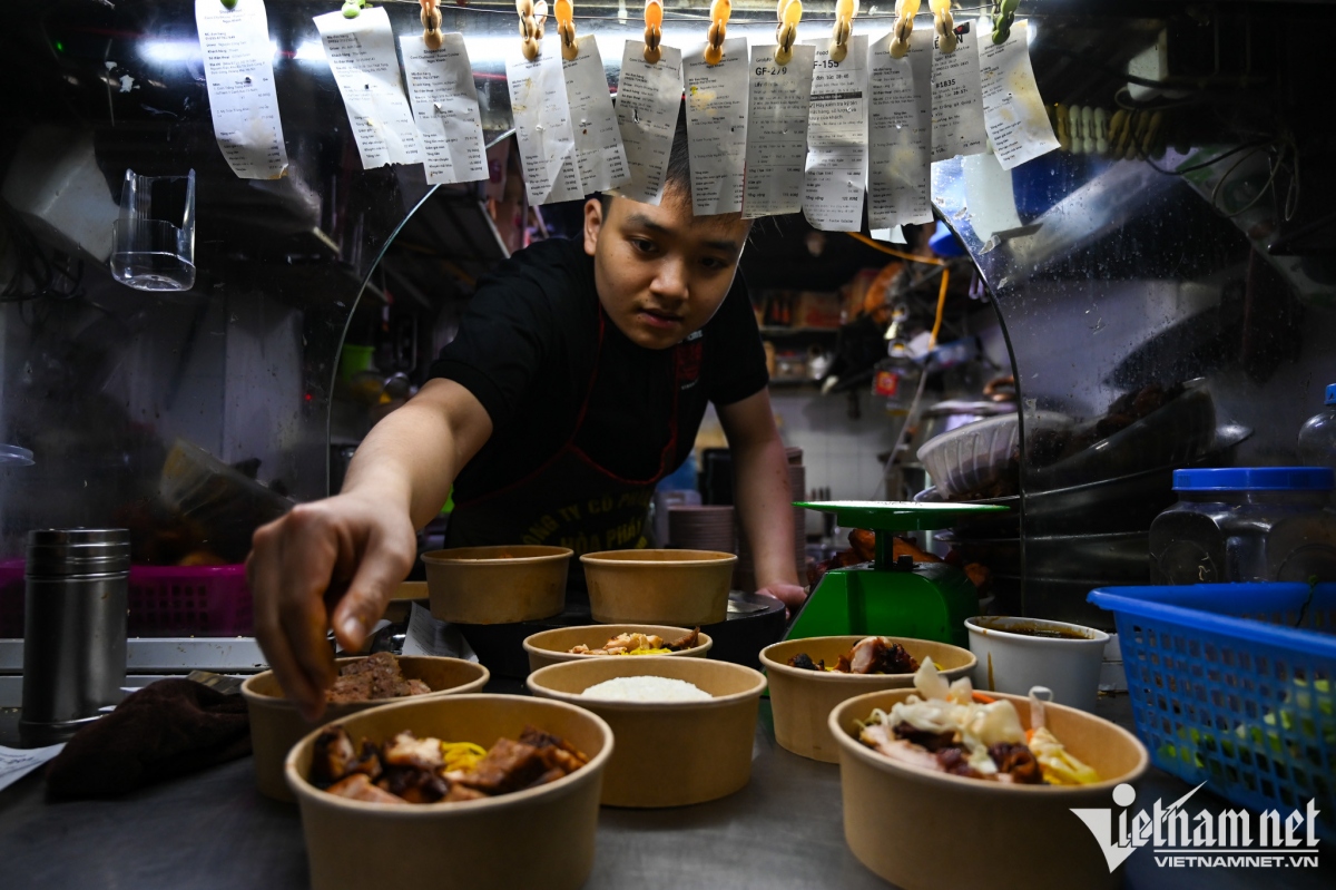 singaporean flying noodles excite diners in hanoi picture 13