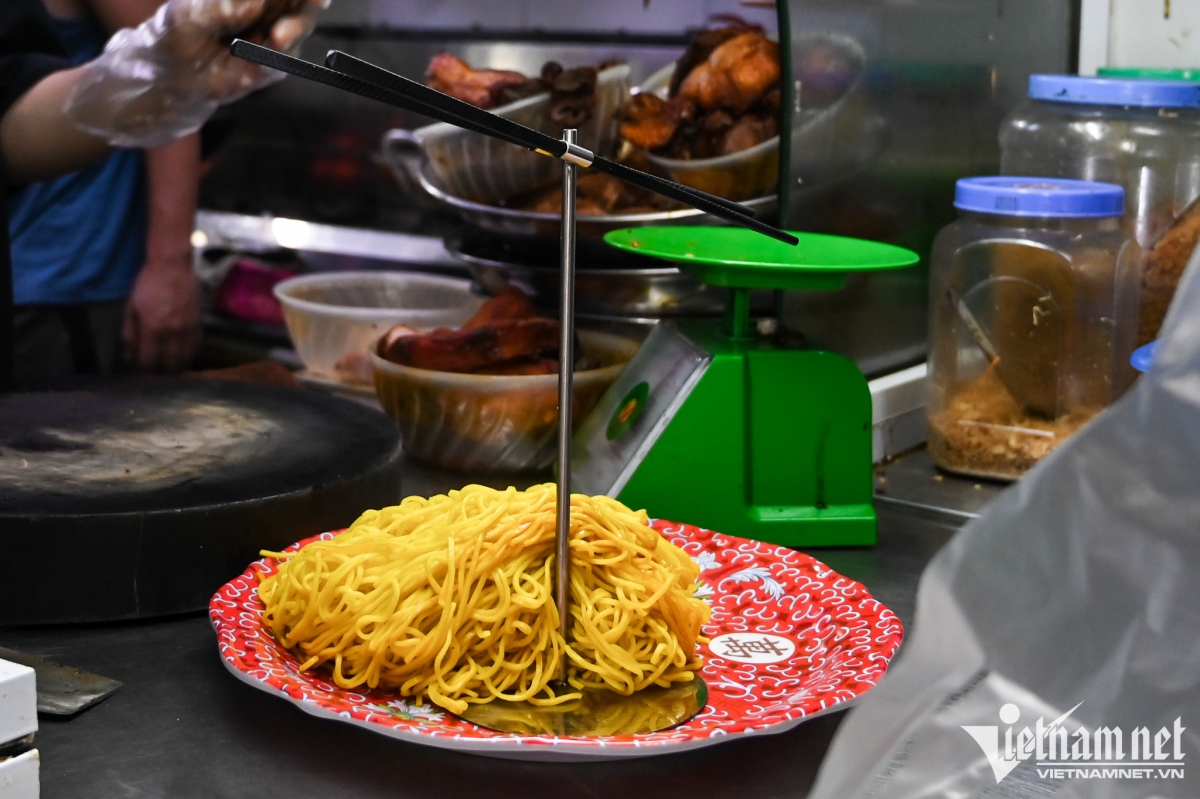 singaporean flying noodles excite diners in hanoi picture 3