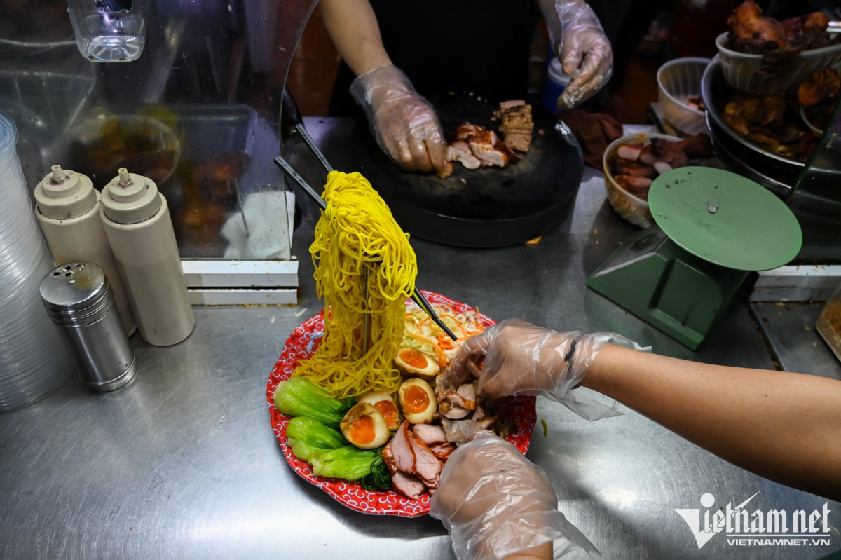 singaporean flying noodles excite diners in hanoi picture 4