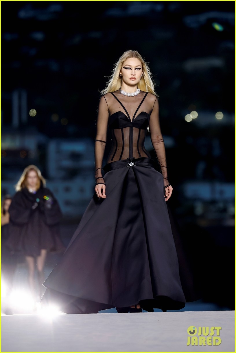 gigi hadid tha dang nong bong voi sac den huyen bi tren san catwalk hinh anh 2