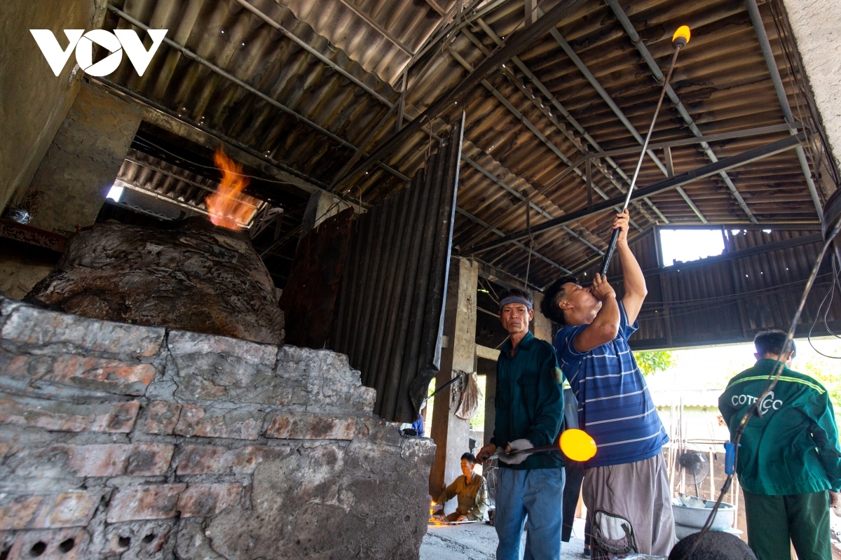 village in nam dinh province preserves tradition of glass blowing picture 11