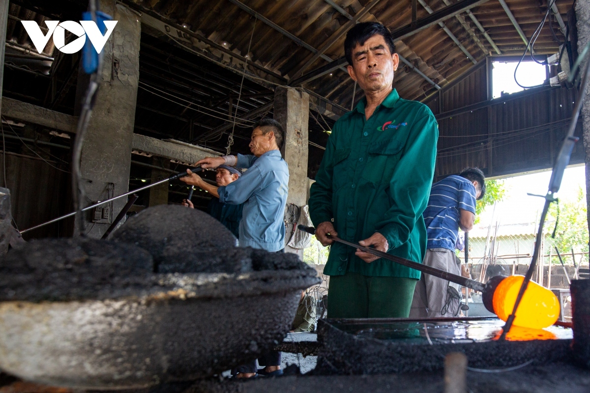 village in nam dinh province preserves tradition of glass blowing picture 4