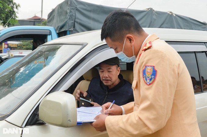 trung tam dang kiem phat 300 phieu moi ngay, hen sang thang 4 hinh anh 5