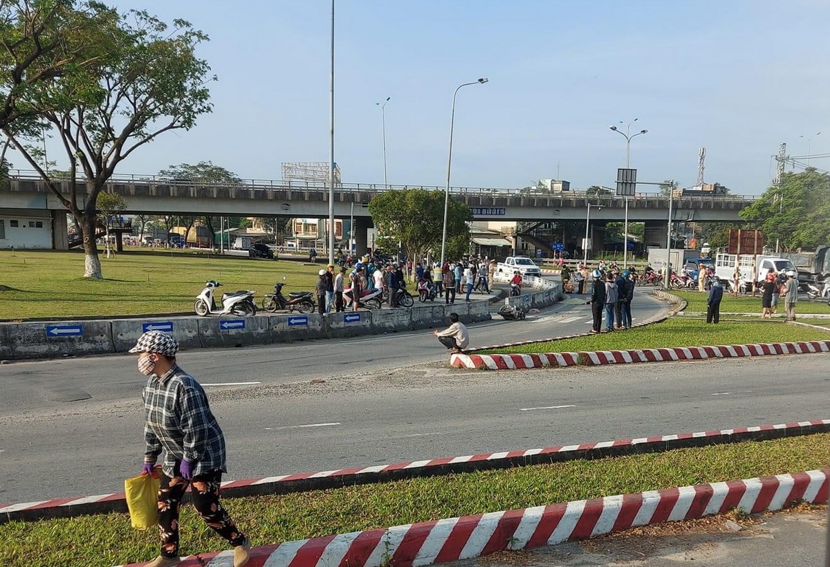 va cham voi xe tai, nguoi phu nu di xe may tu vong tai cho hinh anh 1