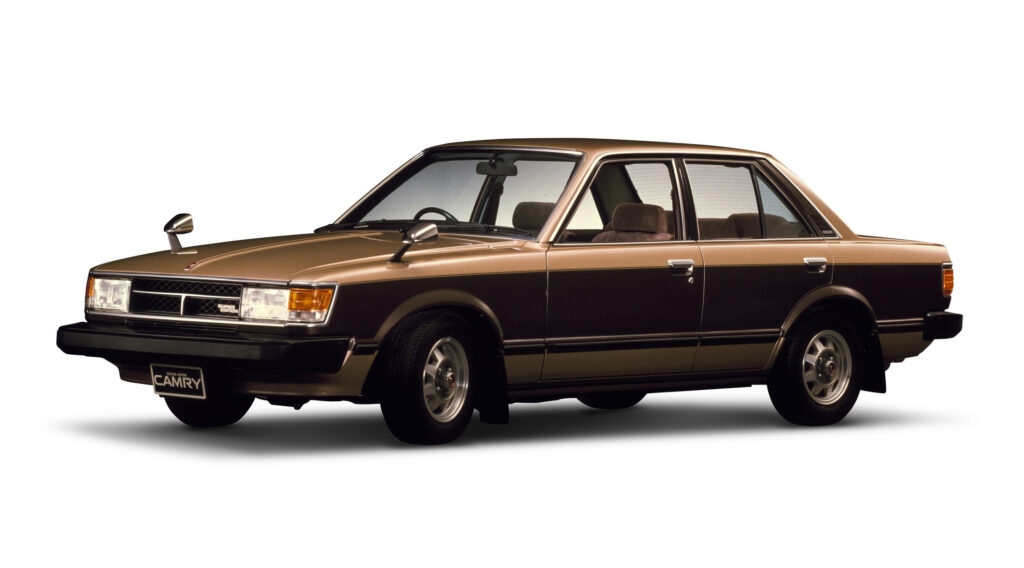 Toyota đã bán được 10 thế hệ Camry tại Nhật Bản, bắt đầu với Celica Camry vào năm 1980.