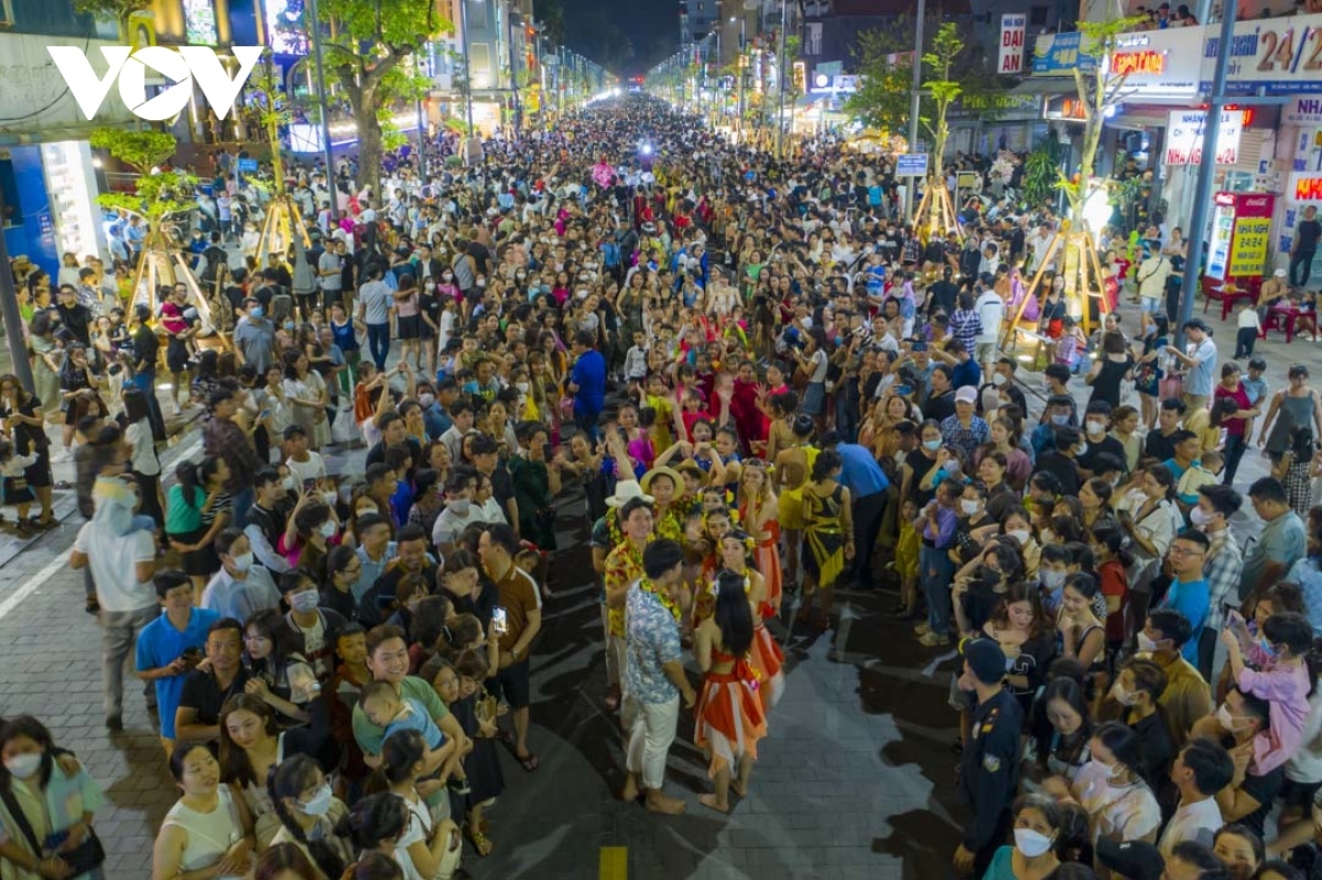 third pedestrian street zone opens in hue picture 9