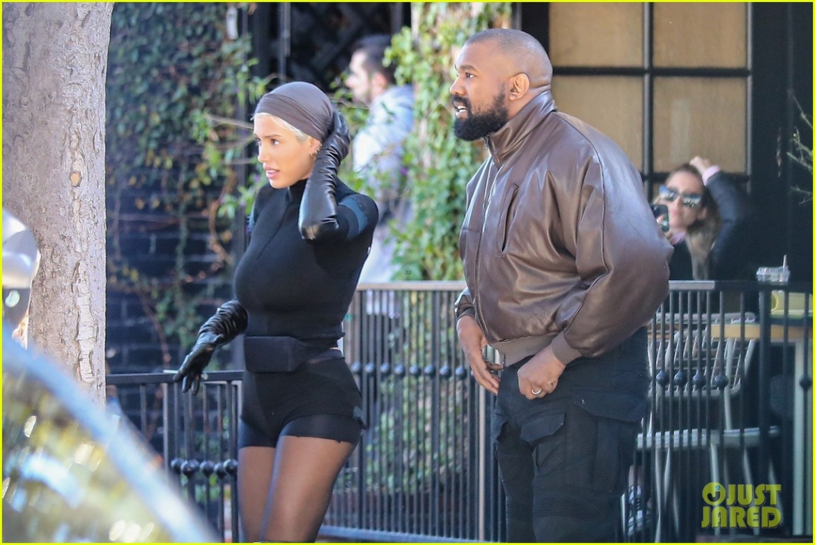 kanye west va vo moi vui ve di mua sam sau on ao da bi mat ket hon hinh anh 1