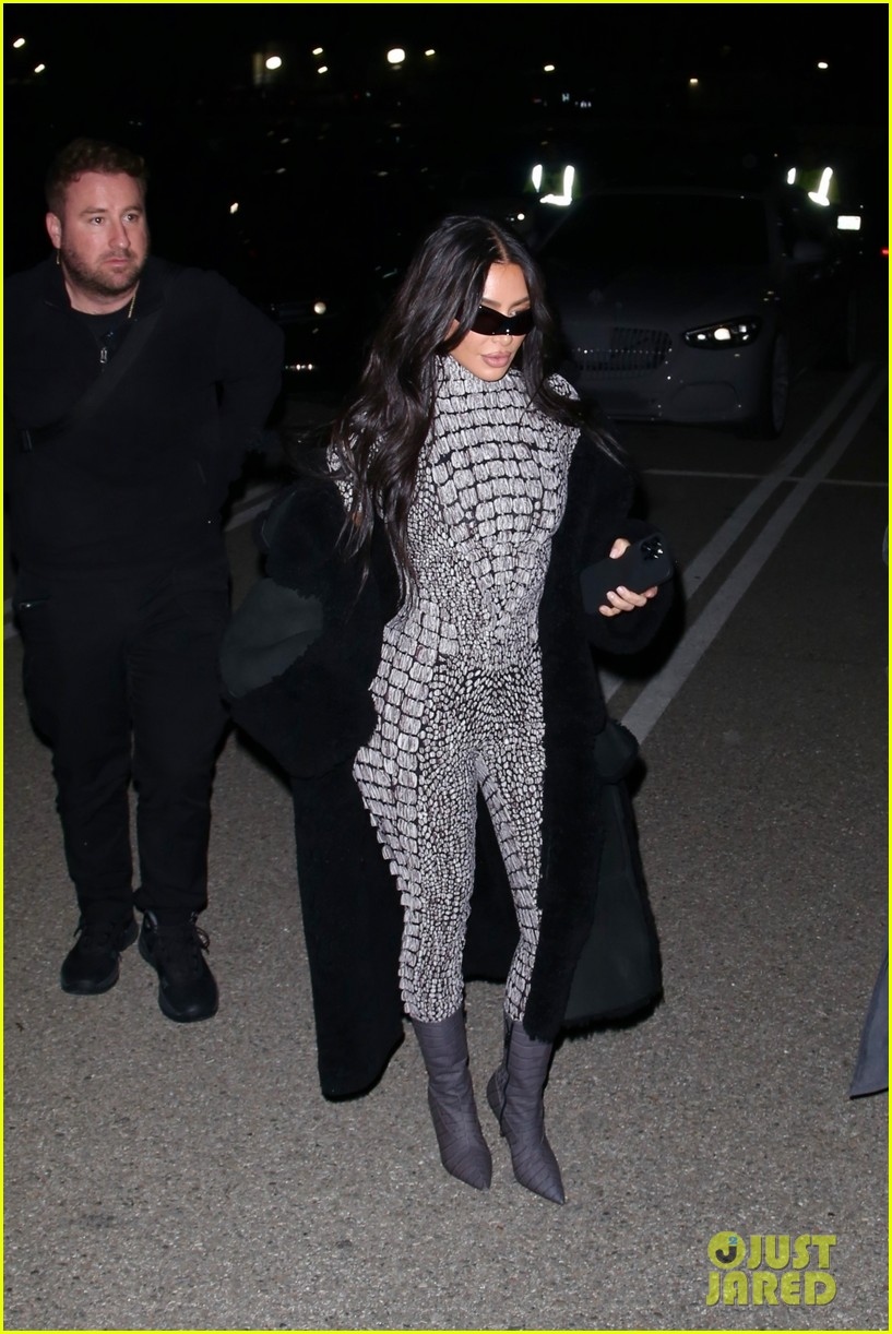 kim kardashian dien catsuit lap lanh, khoe body nong bong tai su kien hinh anh 1