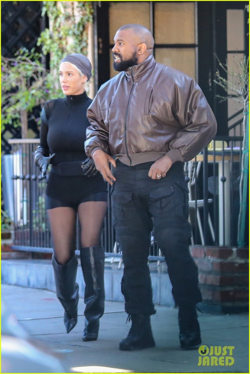 kanye west va vo moi vui ve di mua sam sau on ao da bi mat ket hon hinh anh 3