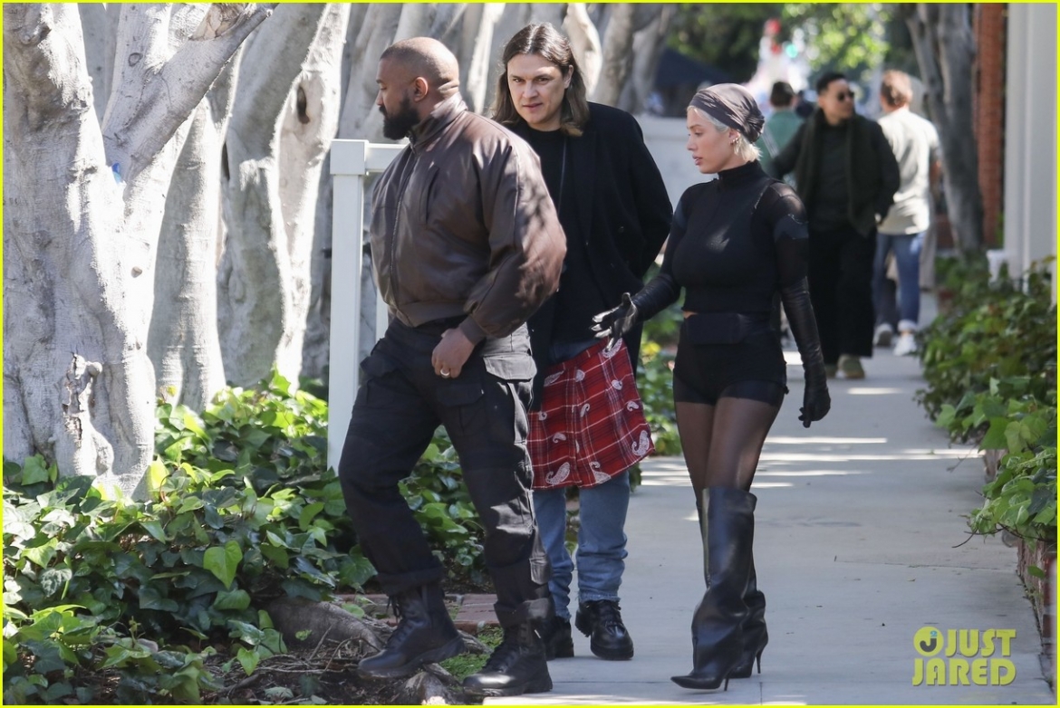 kanye west va vo moi vui ve di mua sam sau on ao da bi mat ket hon hinh anh 5