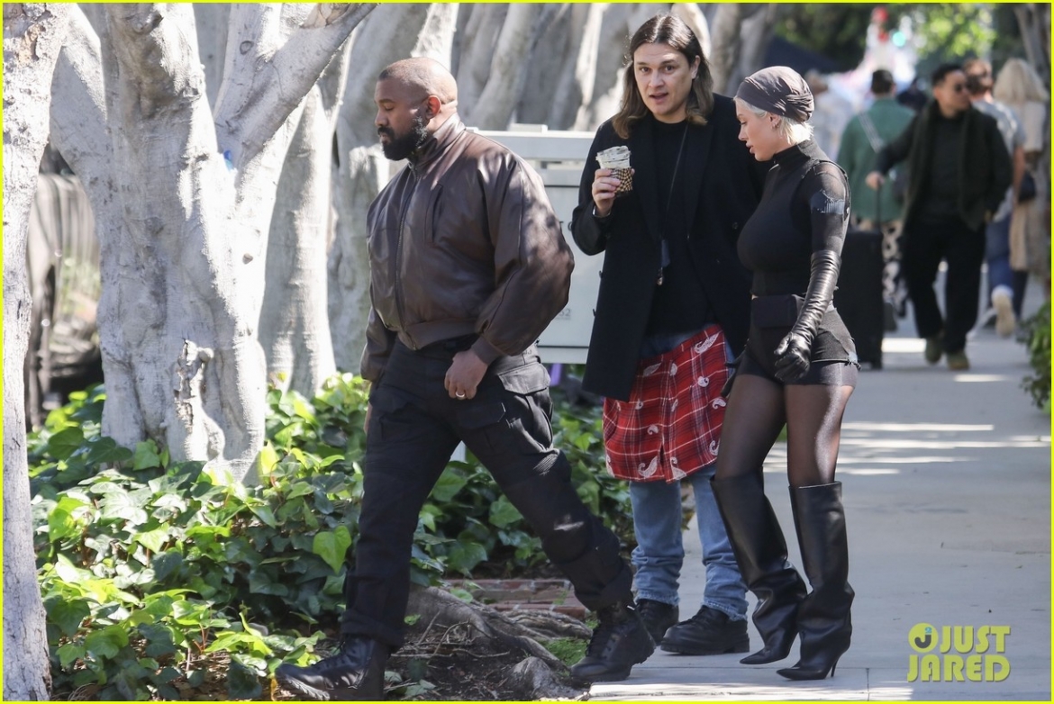 kanye west va vo moi vui ve di mua sam sau on ao da bi mat ket hon hinh anh 6