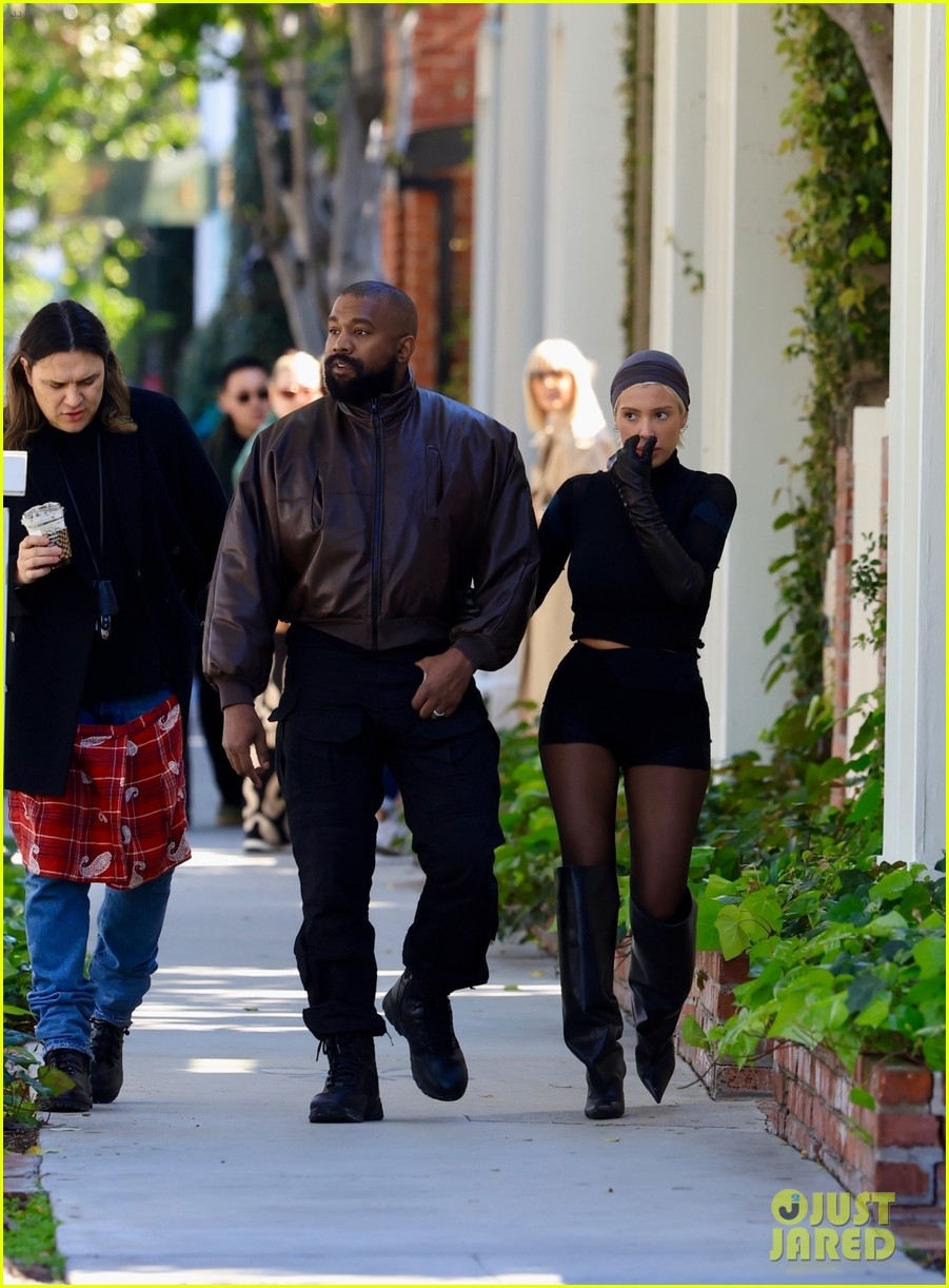 kanye west va vo moi vui ve di mua sam sau on ao da bi mat ket hon hinh anh 8