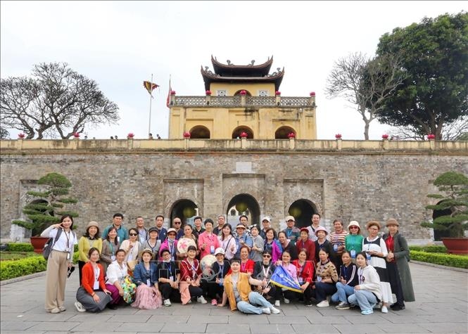 first chinese tourists return to hanoi picture 1