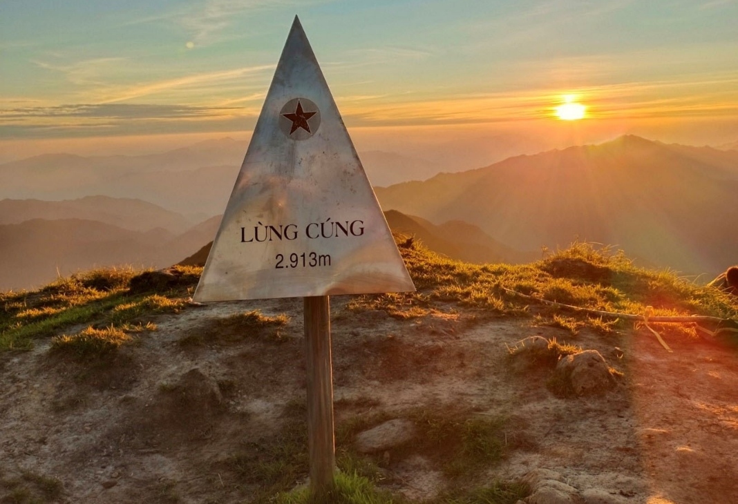  trekking to lung cung peak picture 1