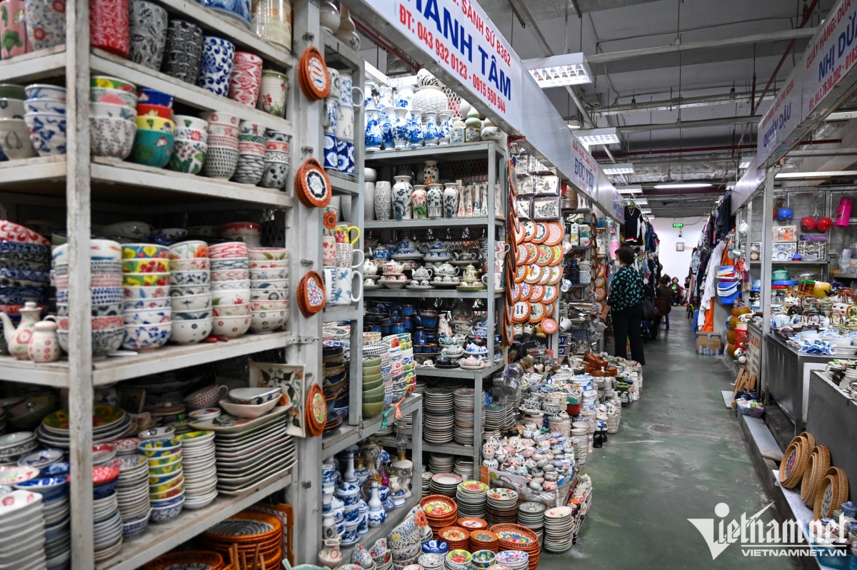 two traditional markets in hanoi fall quiet in post-covid period picture 12