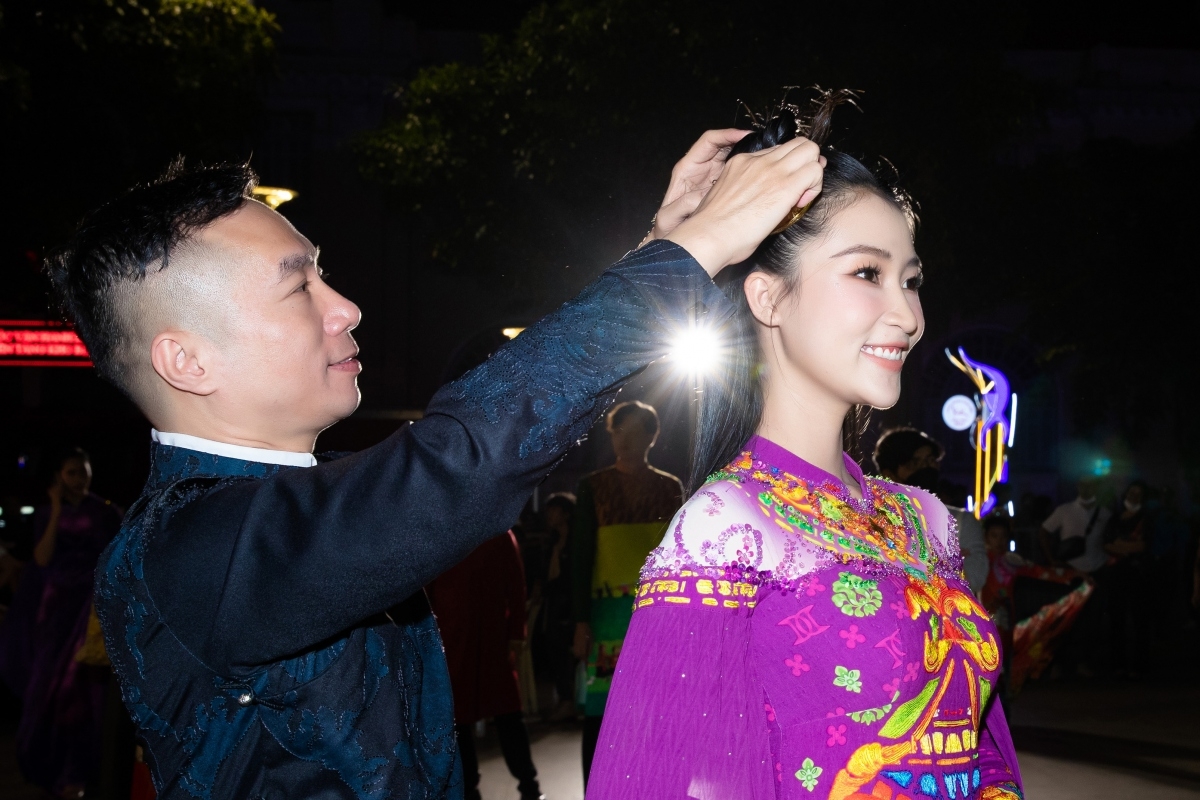 Gold laminating Ao Dai collections impress international friends at Ao Dai Festival