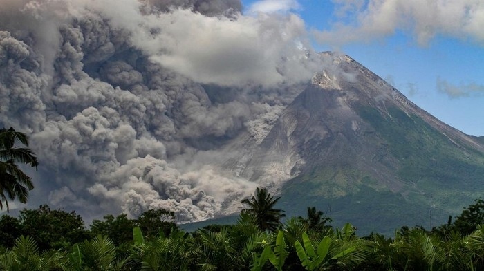 nui lua merapi o indonesia phun trao may nong du doi hinh anh 1