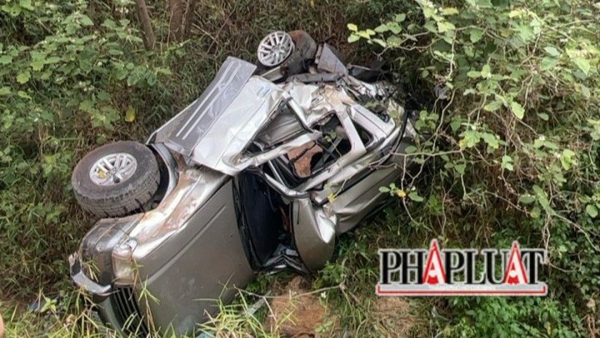 two killed after car plunges off bridge in lam dong picture 1