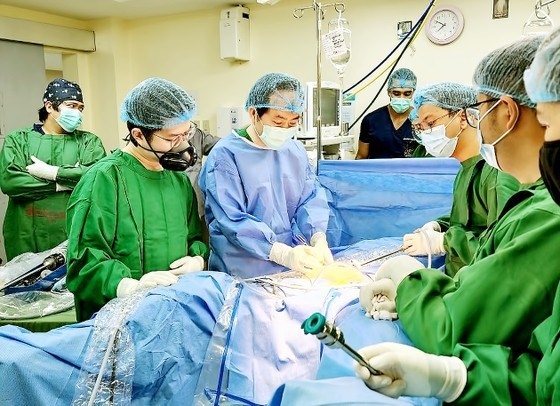 vietnamese doctors help with robotic surgeries in philippines picture 1