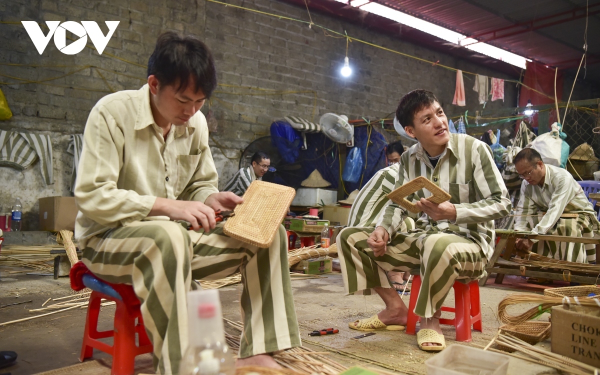 insight into life of foreign inmates in vietnamese prison picture 16