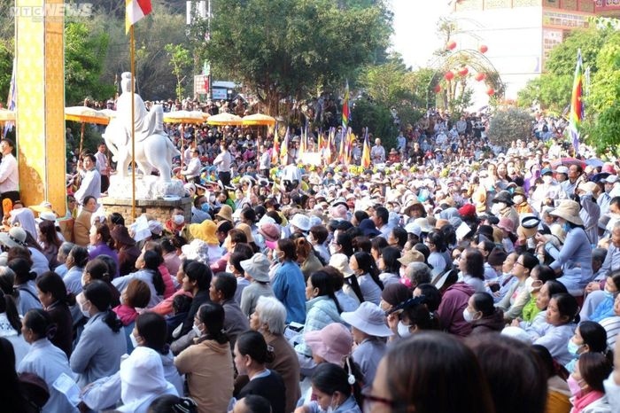 thousands attend buddhist festival quan the am in da nang picture 5