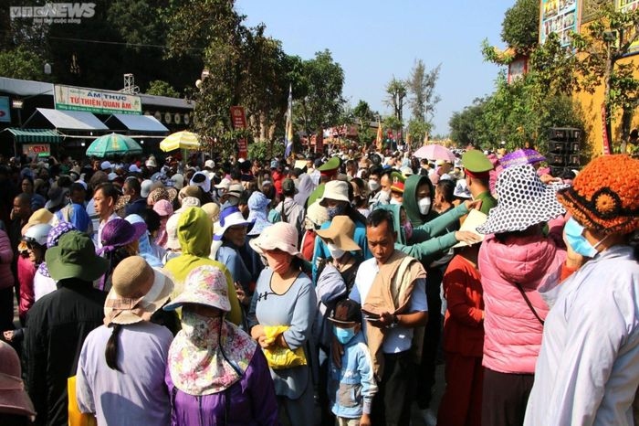 thousands attend buddhist festival quan the am in da nang picture 7