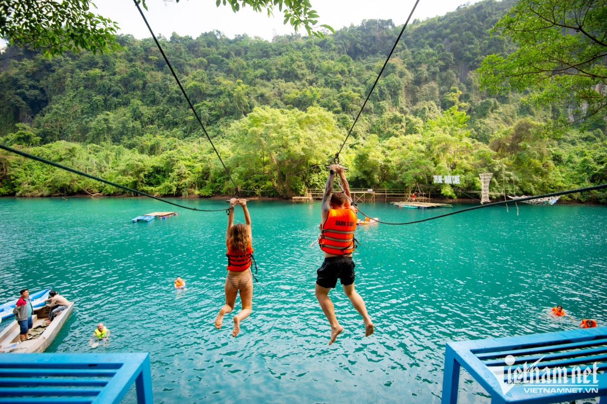 foreigners enjoy adventurous trip to chay river and toi cave in quang binh picture 1