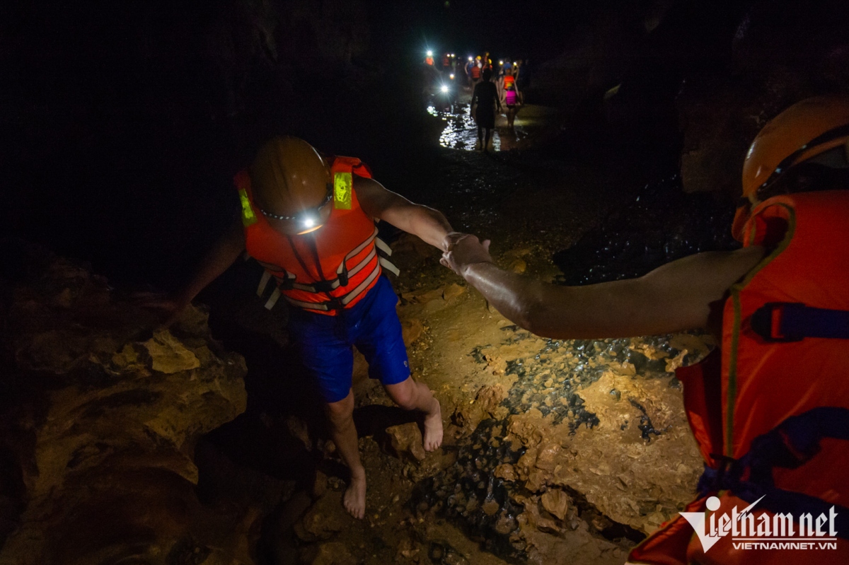 foreigners enjoy adventurous trip to chay river and toi cave in quang binh picture 12
