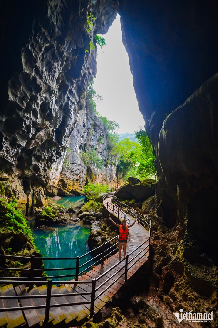 foreigners enjoy adventurous trip to chay river and toi cave in quang binh picture 8
