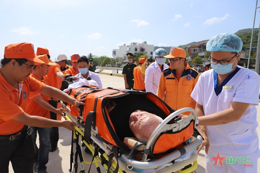 vietnamese ship takes sick foreign sailor ashore for treatment picture 1
