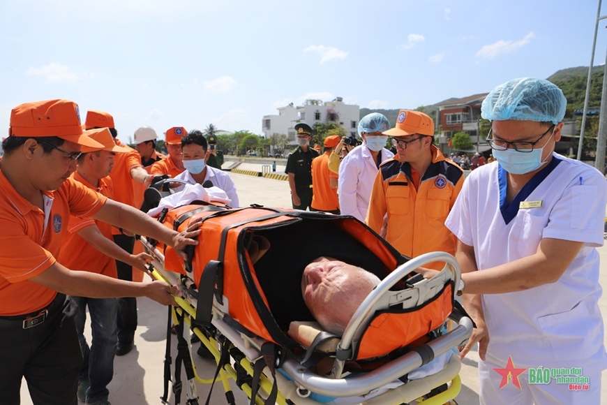 vietnamese ship takes sick foreign sailor ashore for treatment picture 1 vietnamese ship takes sick foreign sailor ashore for treatment picture 1