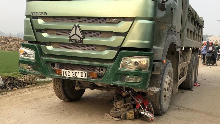 Va chạm với xe tải, 3 mẹ con tử vong trên đường đến trường
