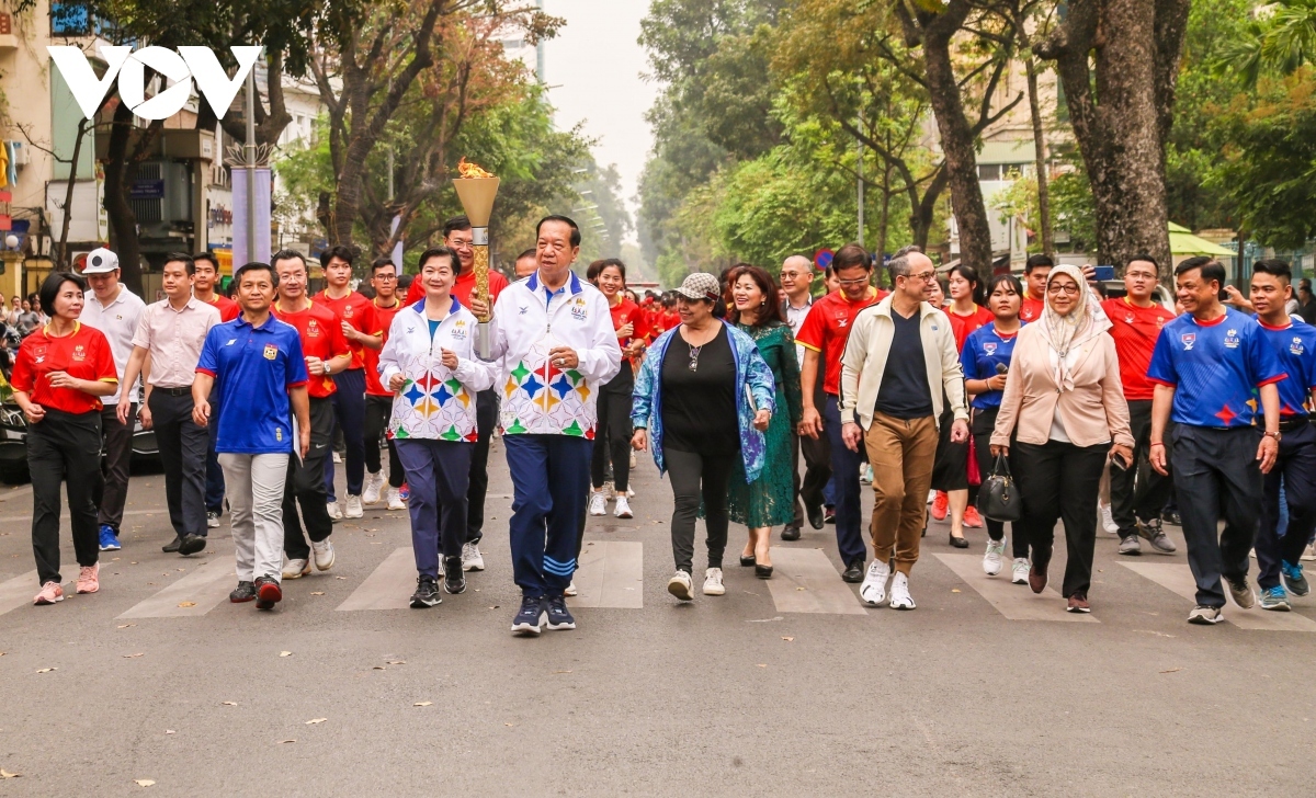 hundreds of athletes join sea games 32 torch relay in vietnam picture 4