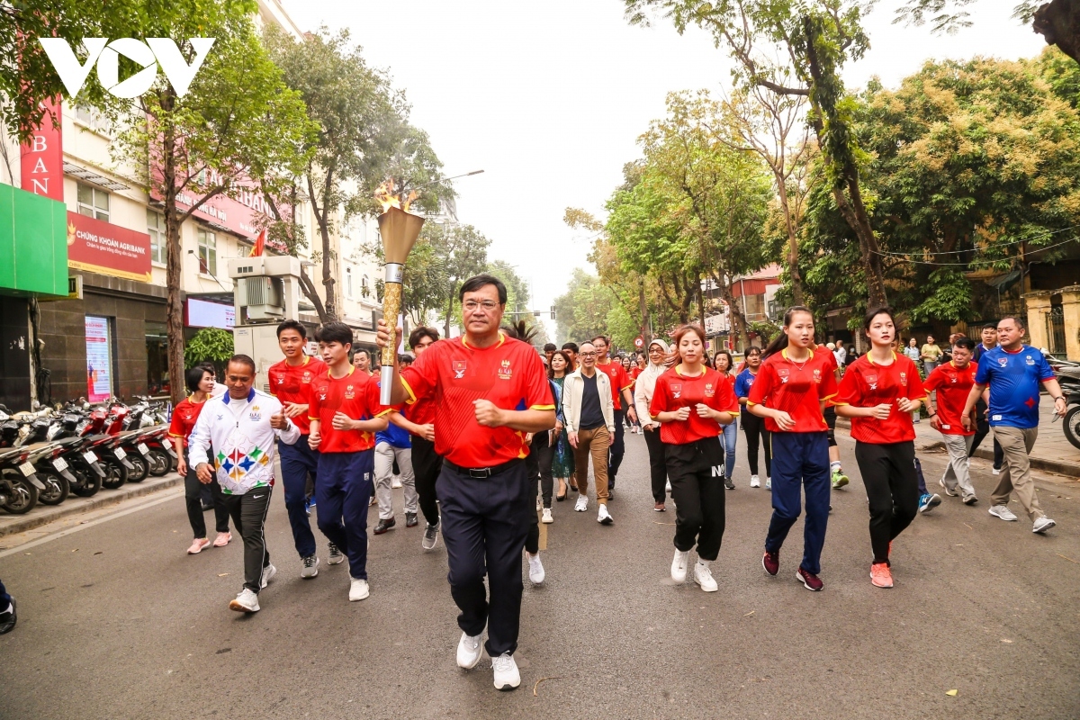 hundreds of athletes join sea games 32 torch relay in vietnam picture 5