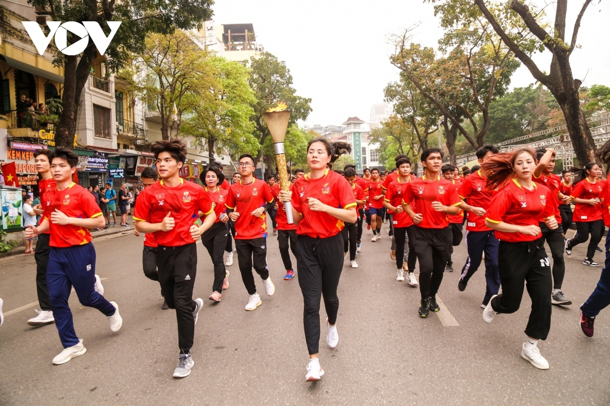hundreds of athletes join sea games 32 torch relay in vietnam picture 6