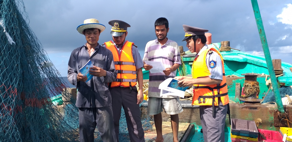 Lực lượng kiểm ngư ngăn chặn đánh bắt hải sản trái phép tại vùng biển giáp ranh