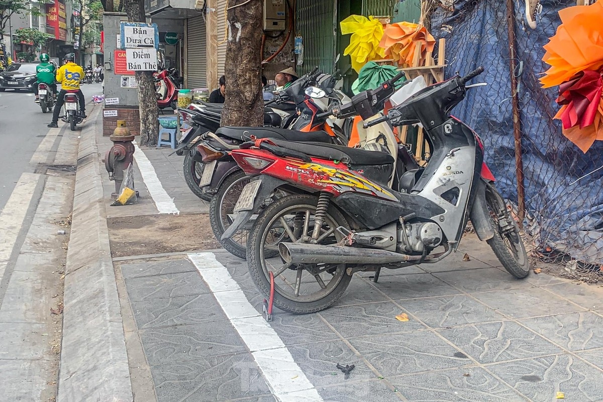 vach ke duong chia doi via he ha noi, phan danh cho nguoi di bo rong mot vien gach hinh anh 14