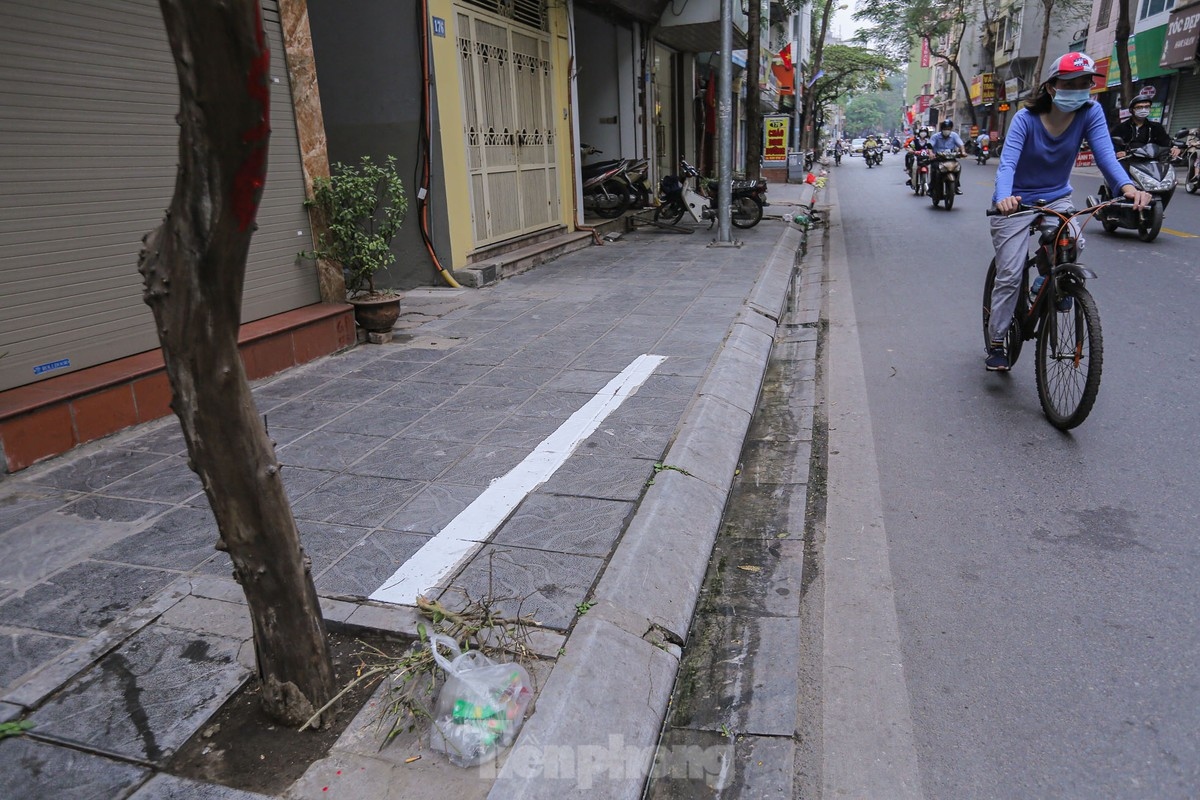 vach ke duong chia doi via he ha noi, phan danh cho nguoi di bo rong mot vien gach hinh anh 16