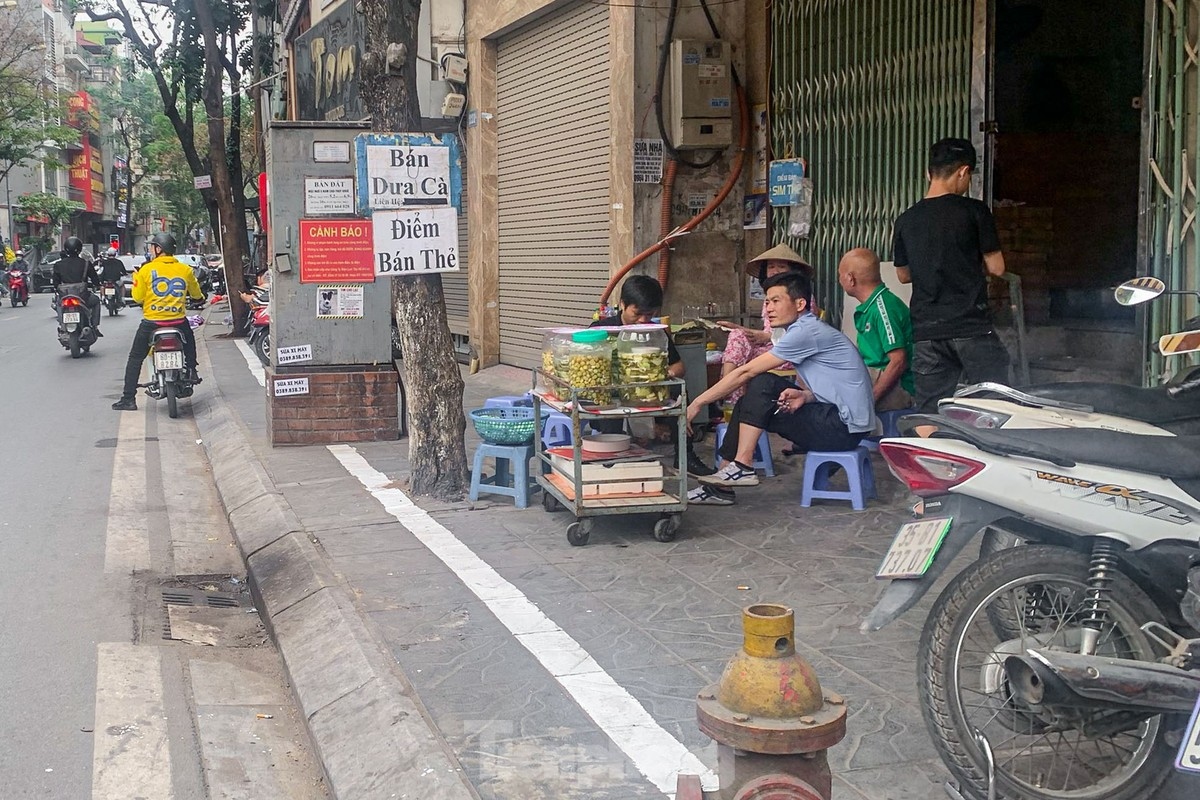 vach ke duong chia doi via he ha noi, phan danh cho nguoi di bo rong mot vien gach hinh anh 17